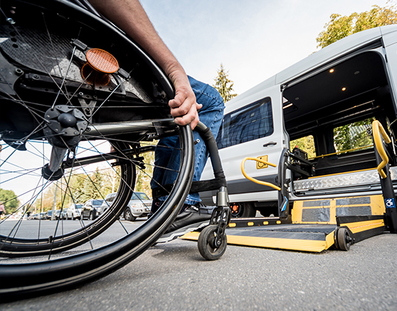 personne en situation de handicap, fauteuil roulant, montant dans bus transport à la demande Pass Thelle Bus